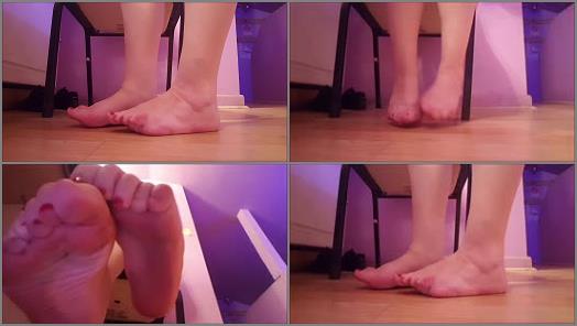 Toes – Illianna – Stripper’s Sweaty Sore Dirty Feet