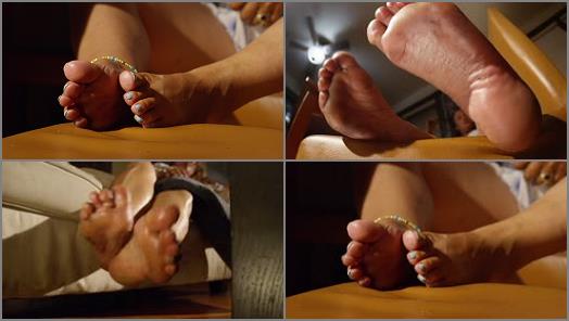 Dirty feet – Nichole’s Mature Thick Feet Oiled and in Your Face