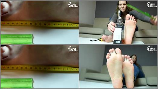 Feet on table – Czech Soles – Foot measuring with Czech footgirl Ivet