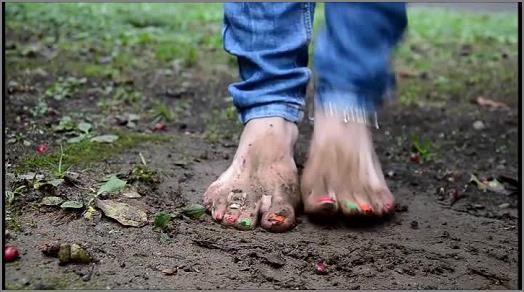 Footfetishbb – Barefoot Urban Girls – RED-X barefoot in mud and icy water