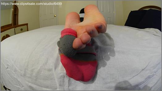 Toes – Amateur soles giantess and footjobs – TAL’s SOCK STRIP and BARE SOLE tease